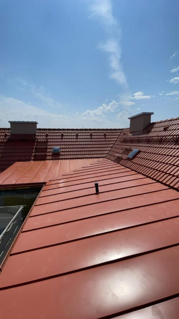 Detail plechovej časti strechy počas rekonštrukcie