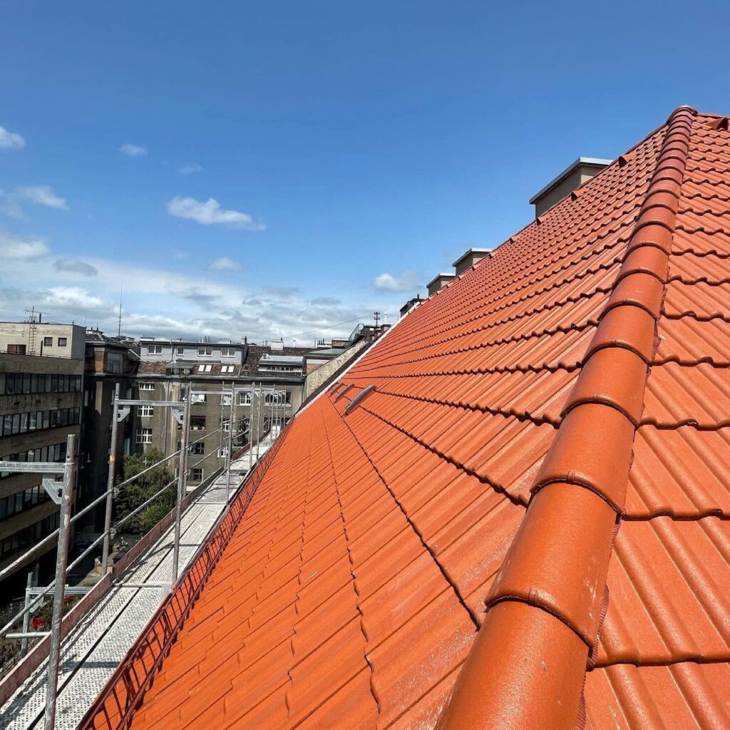 Detail hrebeňa sedlovej strechy po rekonštrukcii