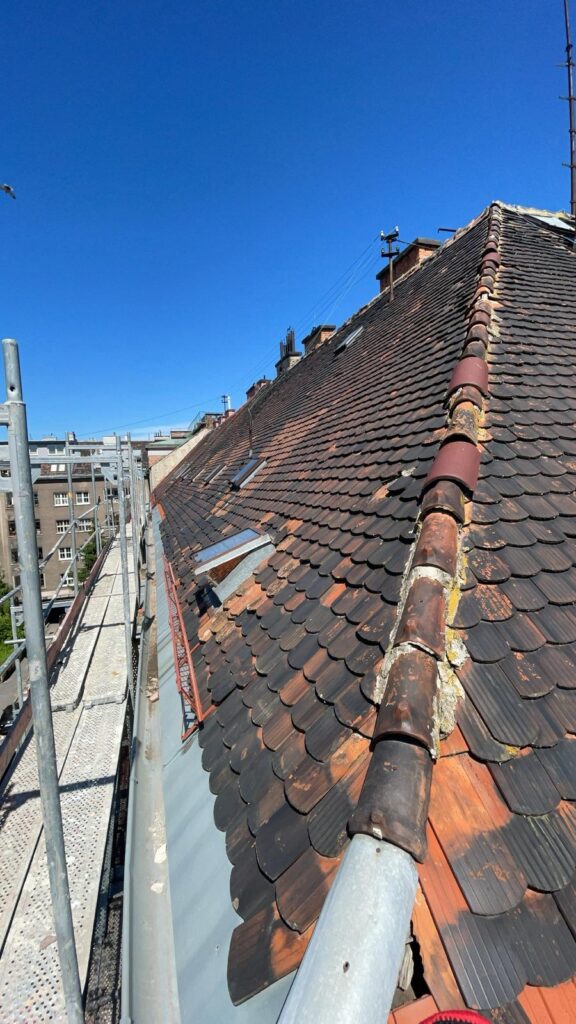 Pôvodný stav sedlovej strechy bytového domu pred rekonštrukciou