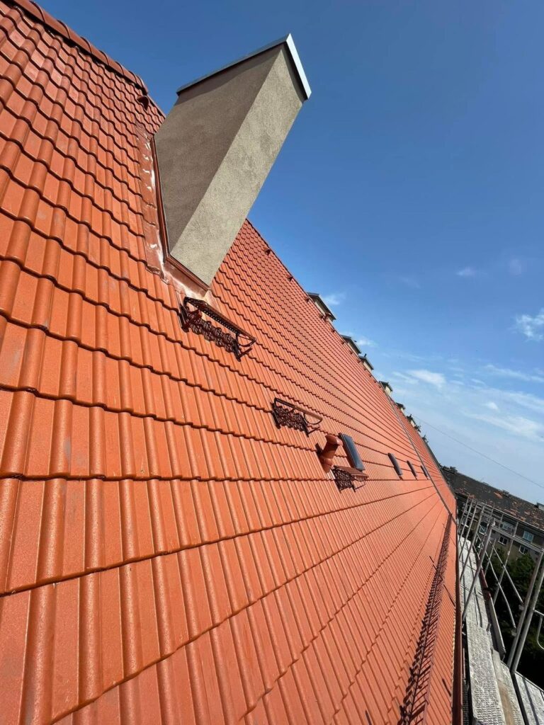 Pohľad na sklon sedlovej strechy bytového domu v Bratislave