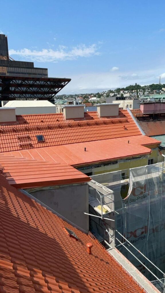 Pohľad zblízka na novú krytinu sedlovej strechy v Bratislave