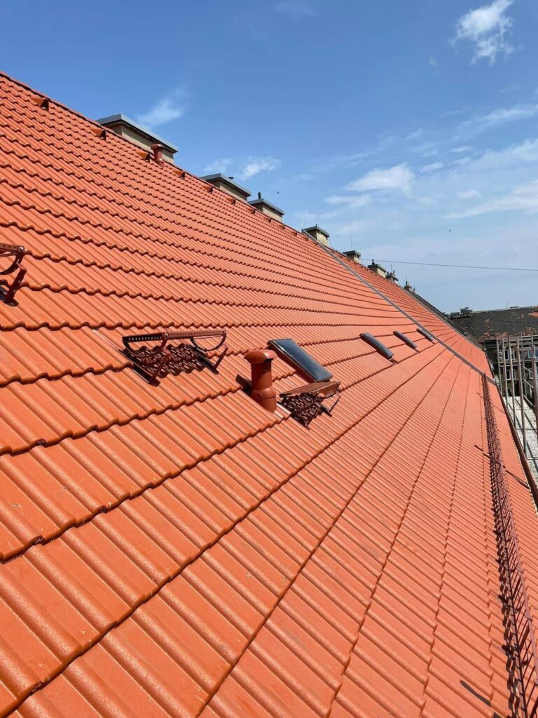 Detail strešných okien na zrekonštruovanej sedlovej streche