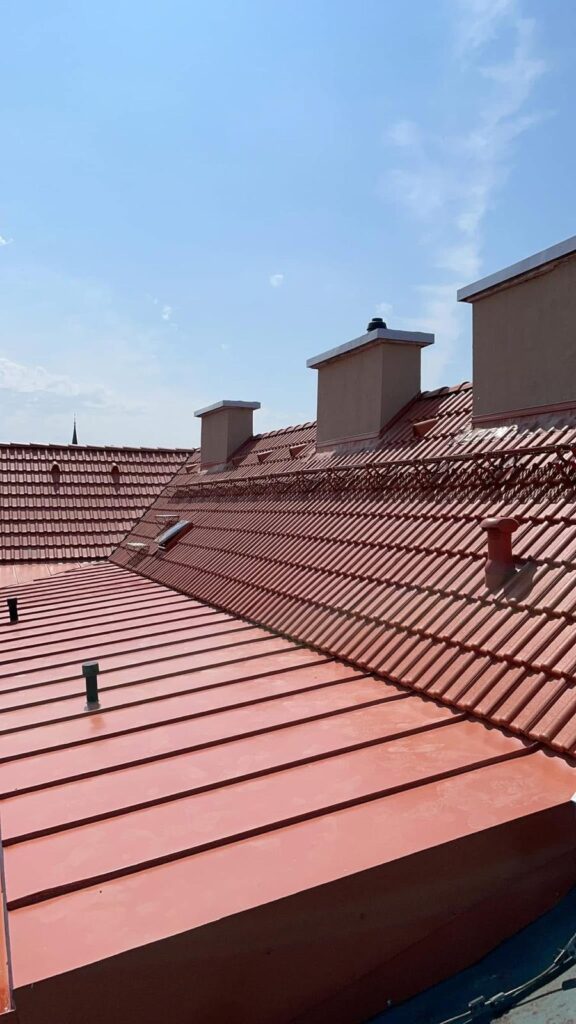 Ukončenie strešnej krytiny na sedlovej streche bytového domu