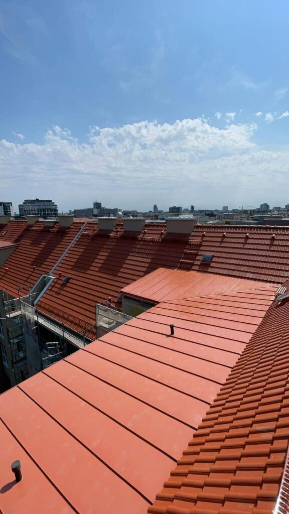Pohľad zo strechy bytového domu po rekonštrukcii