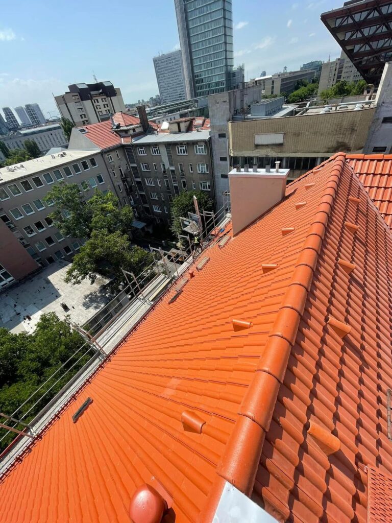 Detail novej strešnej krytiny na sedlovej streche bytového domu v Bratislave