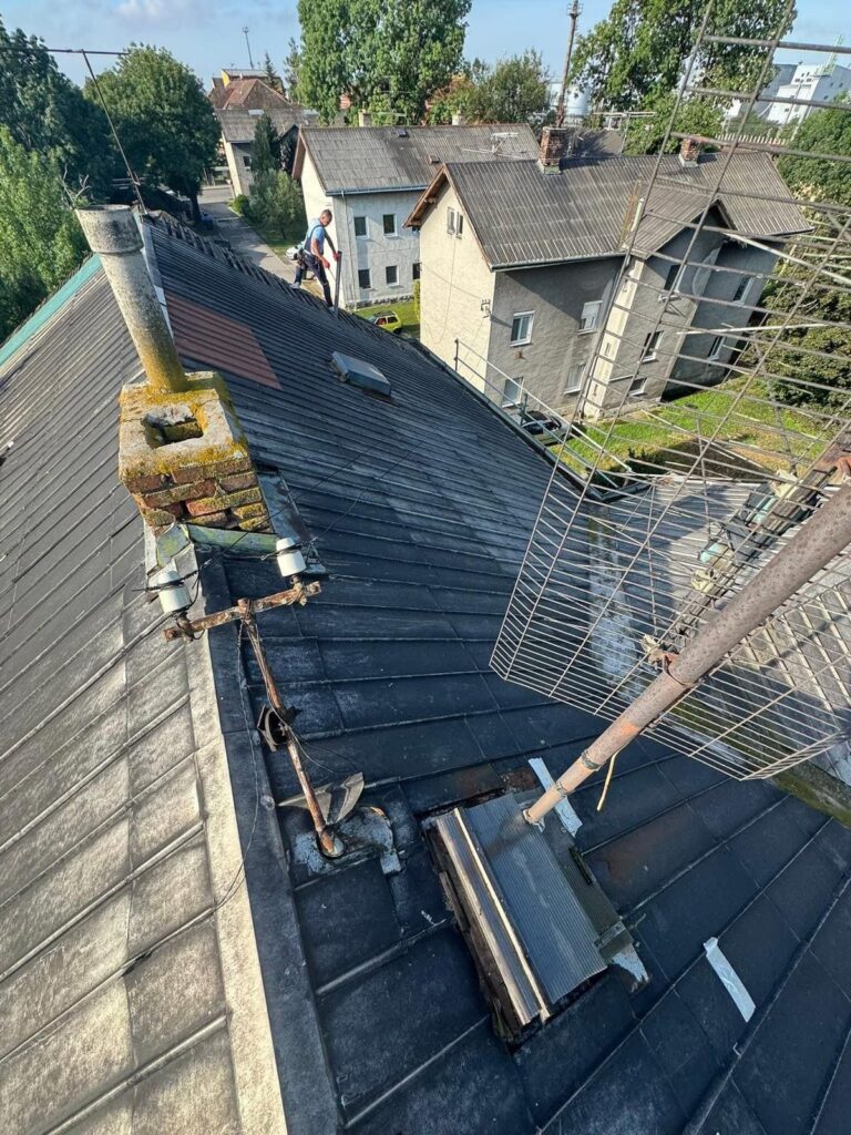Detail novej strešnej krytiny počas rekonštrukcie v Leopoldove