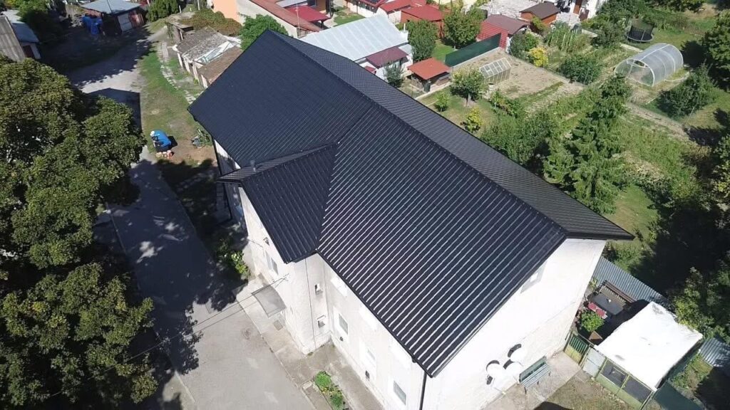 Finálny stav zrekonštruovanej sedlovej strechy v Leopoldove