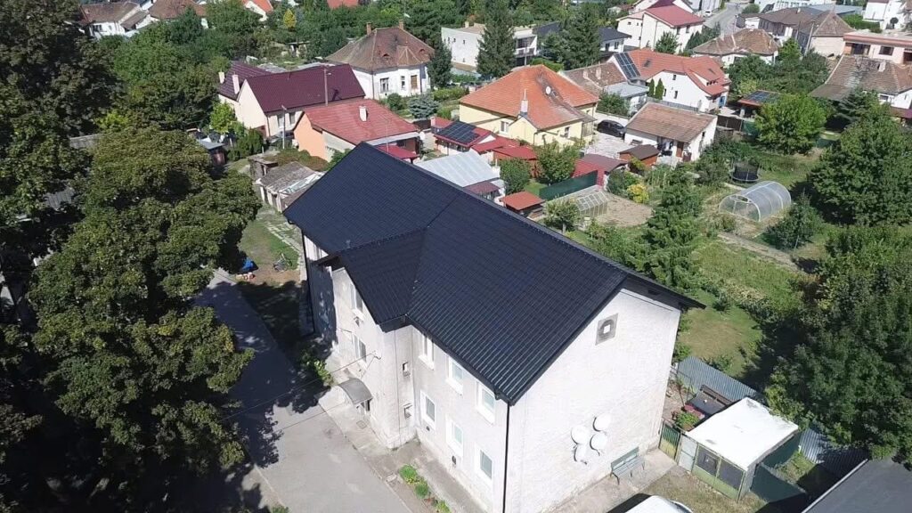 Hotová strecha bytového domu – letecký pohľad