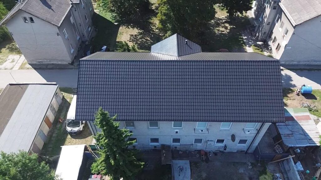 Zrekonštruovaná sedlová strecha bytového domu v Leopoldove – hotové dielo