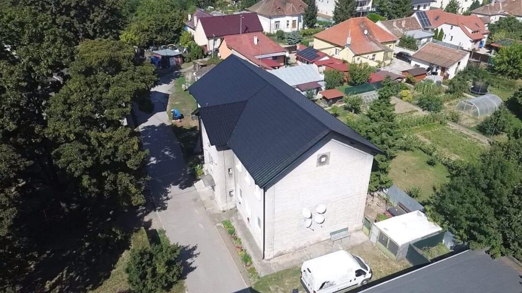 Letecký pohľad na bytový dom a okolie v Leopoldove