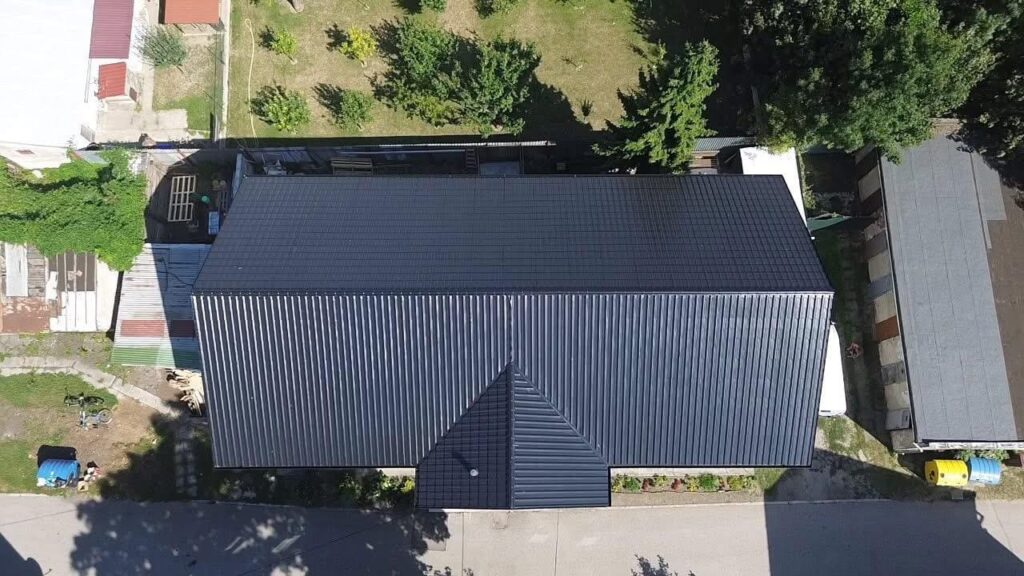 Zrekonštruovaná sedlová strecha bytového domu v Leopoldove – pohľad z dronu