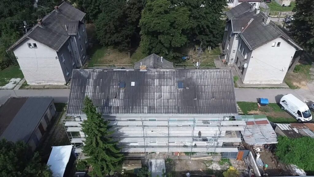Pôvodný stav strechy bytového domu v Leopoldove – pohľad z dronu