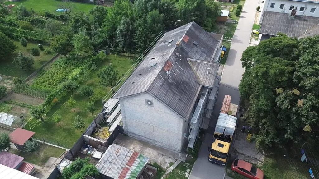 Strecha bytového domu pred rekonštrukciou – letecký pohľad