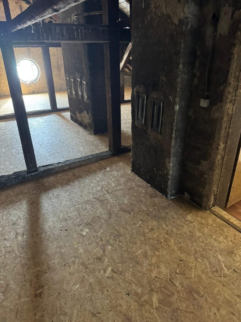 Pôvodný stav podkrovia pred rekonštrukciou sedlovej strechy