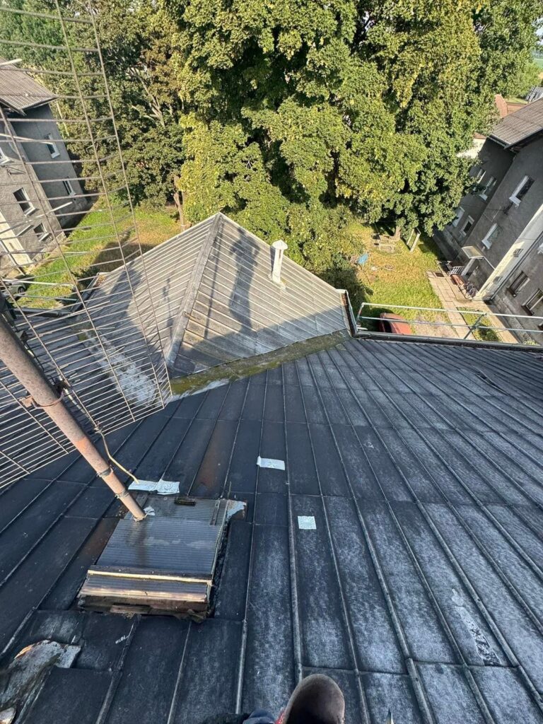 Práce na streche počas rekonštrukcie bytového domu