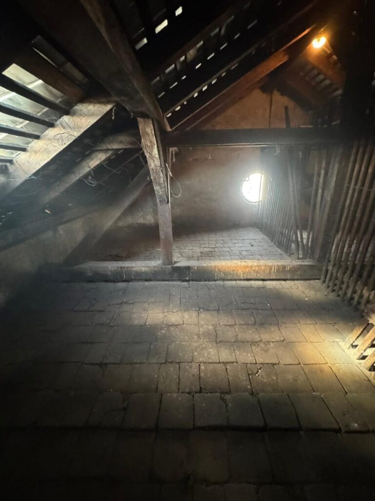 Pohľad na podkrovie pred rekonštrukciou sedlovej strechy