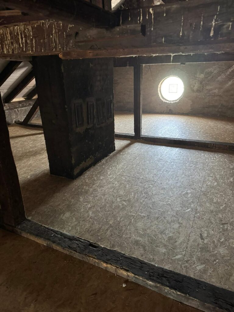 Podkrovie bytového domu počas rekonštrukcie strechy