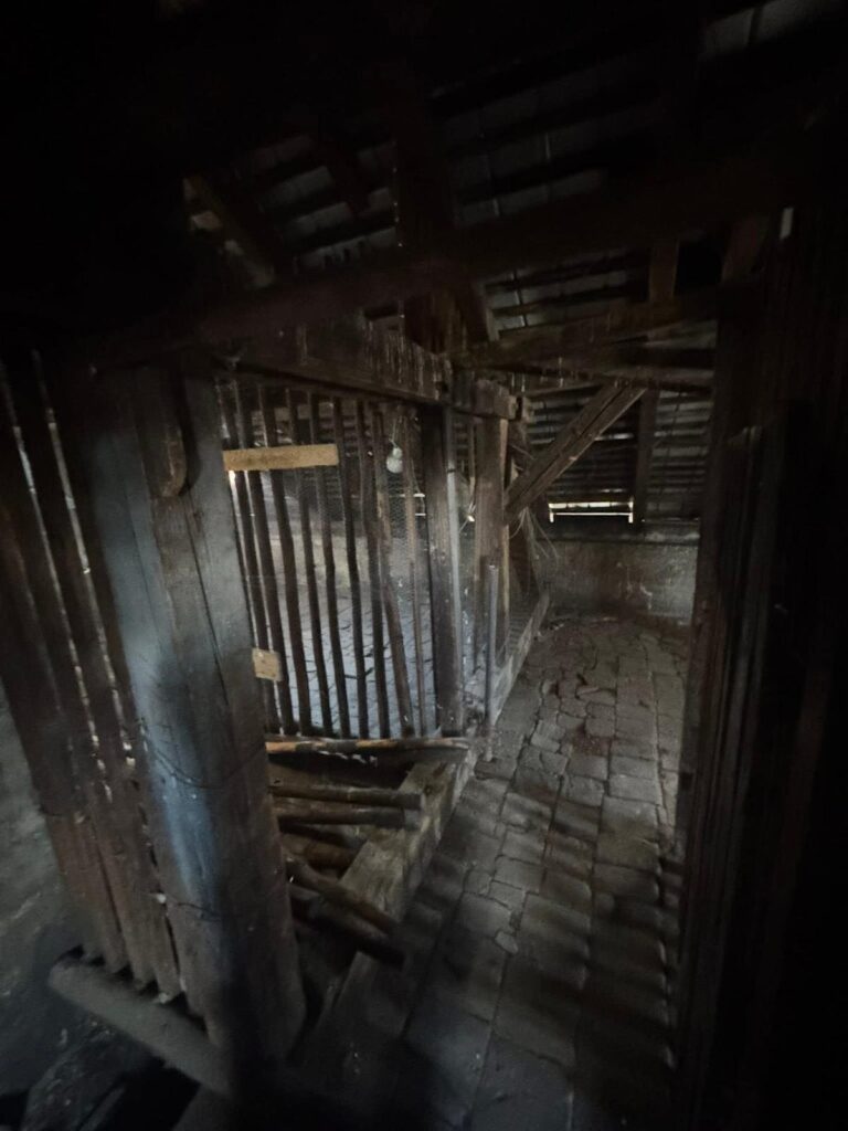 Vnútorná konštrukcia starej strechy pred obnovou