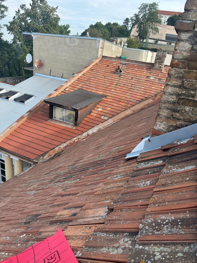 Detail historickej krytiny na valbovej streche pamiatkovej budovy