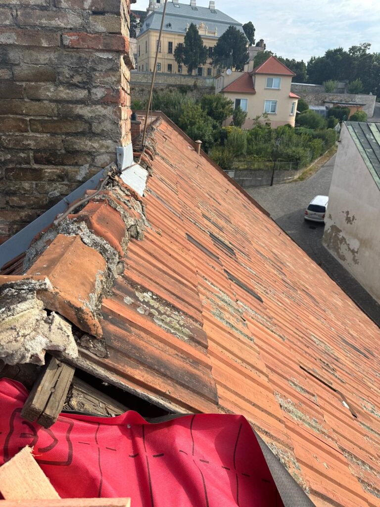 Detail komína a napojenia krytiny na pamiatkovej streche