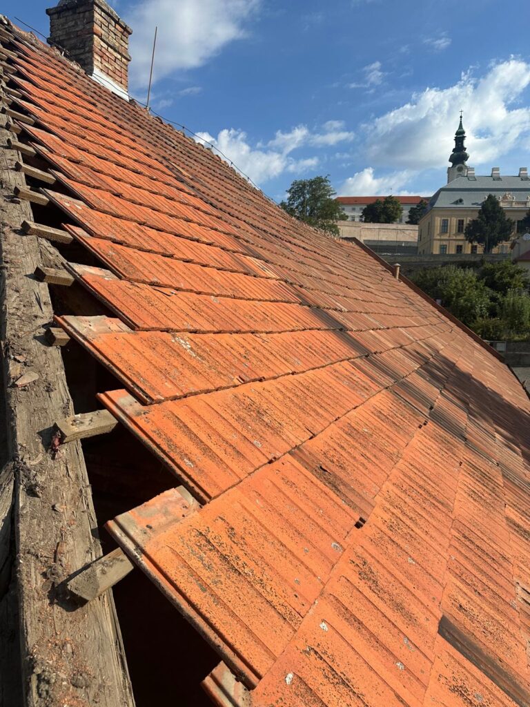 Detail historickej strešnej krytiny počas rekonštrukčných prác