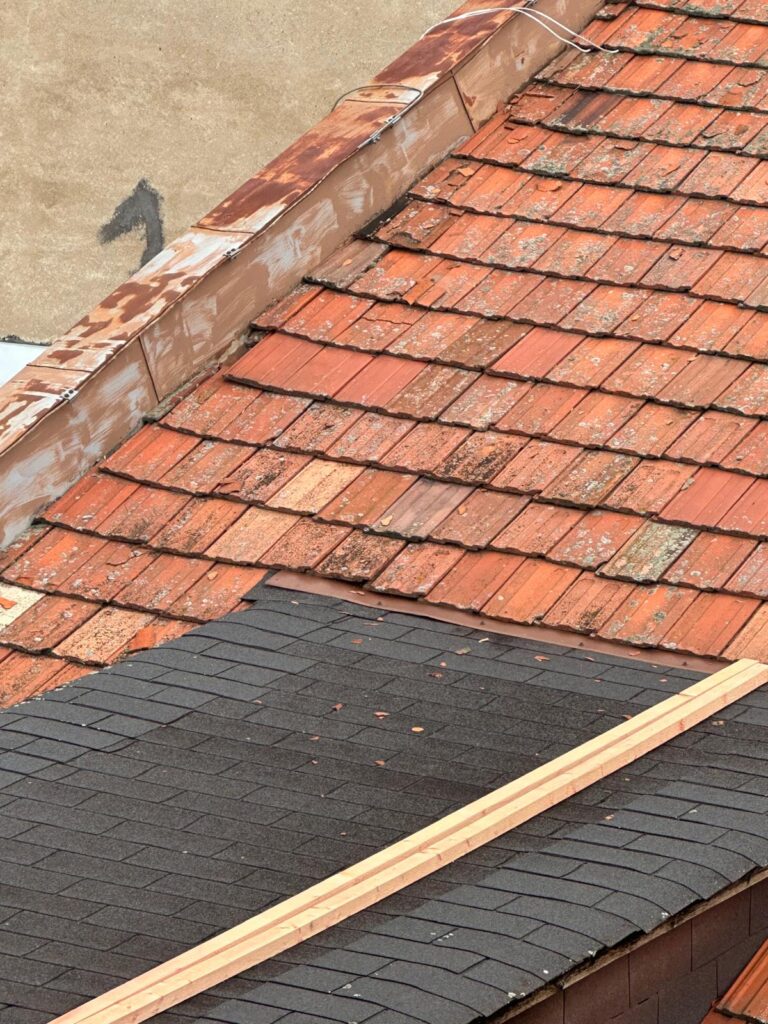 Detail napojenia novej krytiny na pôvodnú časť strechy