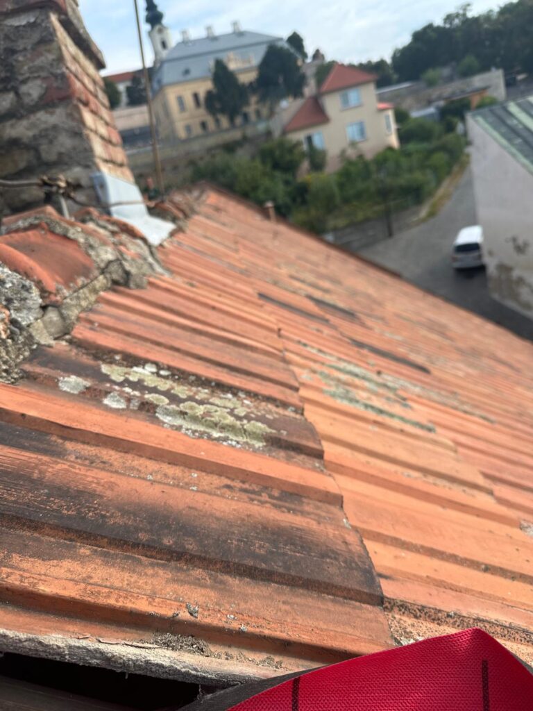 Detail pôvodnej strešnej krytiny na pamiatkovej budove v Nitre
