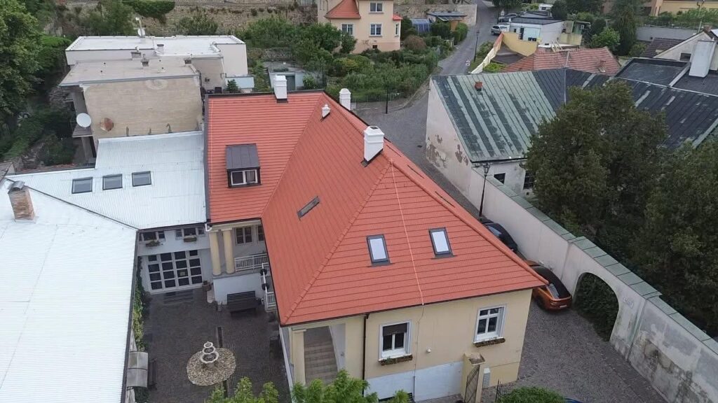 Celkový letecký pohľad na pamiatkovú budovu po rekonštrukcii strechy