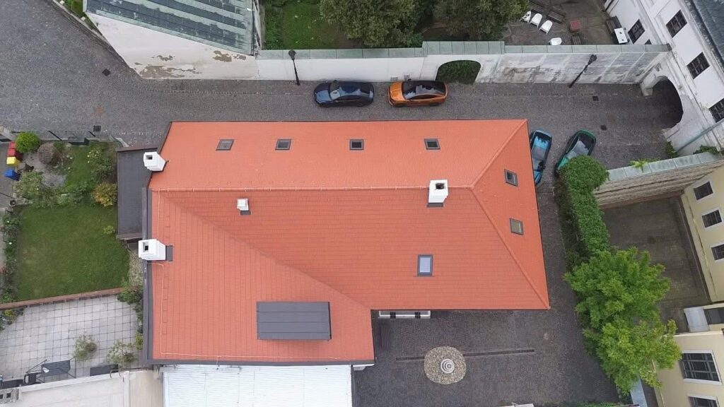 Pohľad z dronu na hrebeň valbovej strechy pamiatkovej budovy
