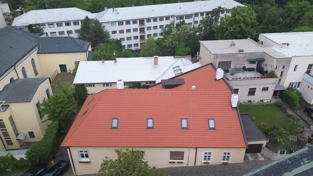 Pamiatková budova v Nitre so zrekonštruovanou strechou – pohľad zhora