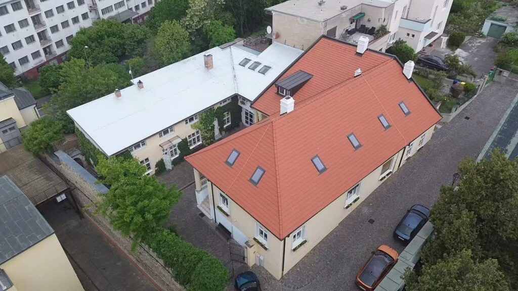 Celkový pohľad na pamiatkovú budovu so strechou po rekonštrukcii