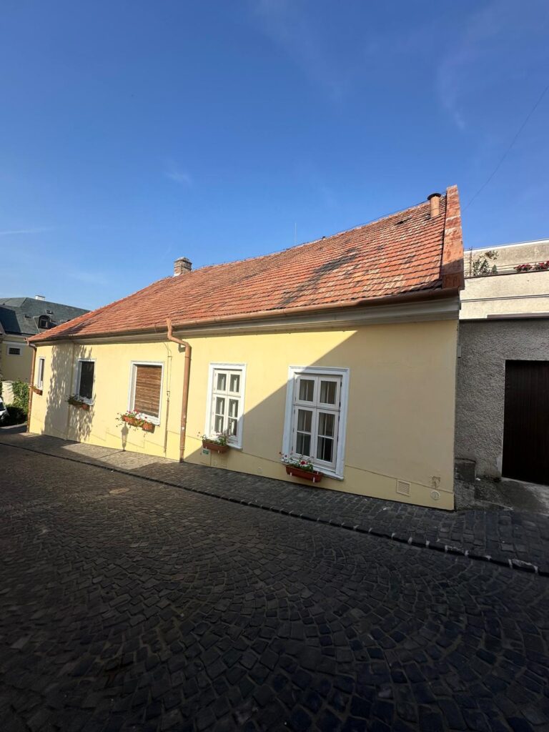 Pamiatková budova v Nitre počas rekonštrukcie strechy – exteriér