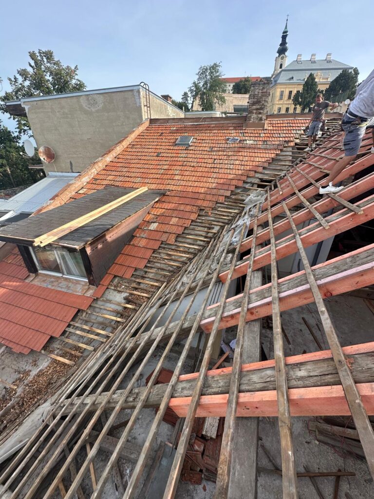 Odkrytá strešná konštrukcia počas rekonštrukcie valbovej strechy