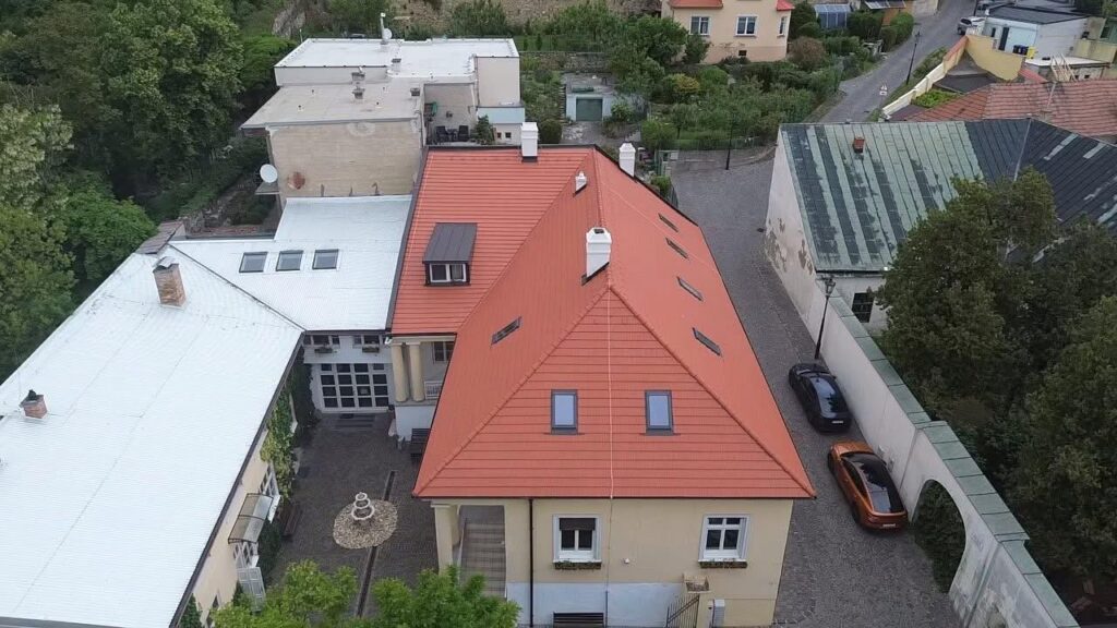 Pamiatková budova v Nitre so zrekonštruovanou valbovou strechou – pohľad z dronu