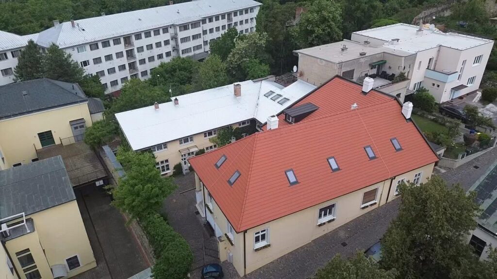 Hotová rekonštrukcia valbovej strechy na pamiatkovej budove v Nitre