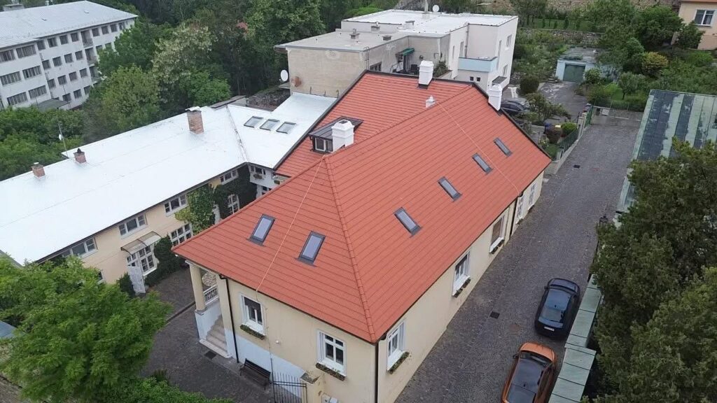 Zrekonštruovaná strecha pamiatkovej budovy v Nitre – letecký pohľad